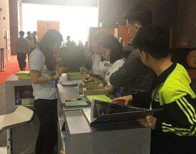 廣州白云技?！妒袌稣{查》課走進廣州保利世貿博覽館 廣告設計的實踐探索
